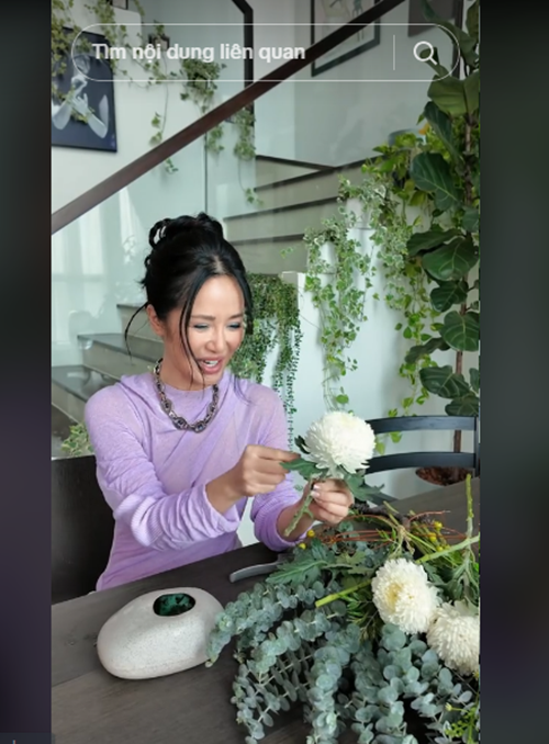 Hồng Nhung rất thích cắm hoa. Ảnh: TikTok Hồng Nhung.