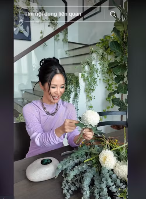 Hồng Nhung rất thích cắm hoa. Ảnh: TikTok Hồng Nhung.