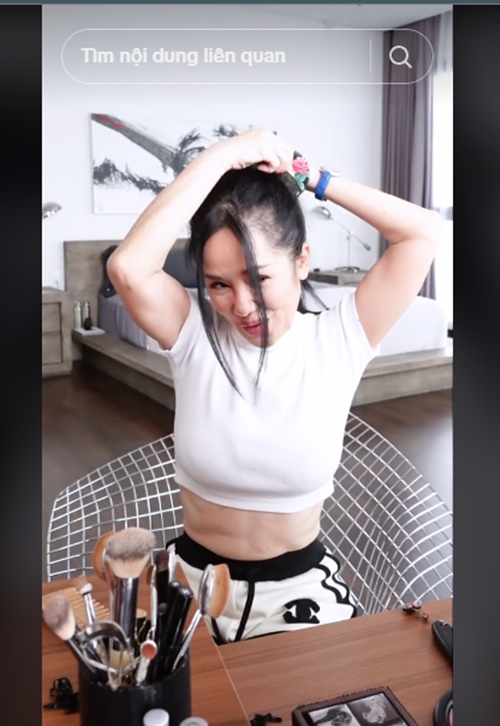 Hồng Nhung thoải mái đăng tải các clip hướng dẫn phối đồ, trang điểm, làm tóc tại nhà. Ảnh: TikTok Hồng Nhung.
