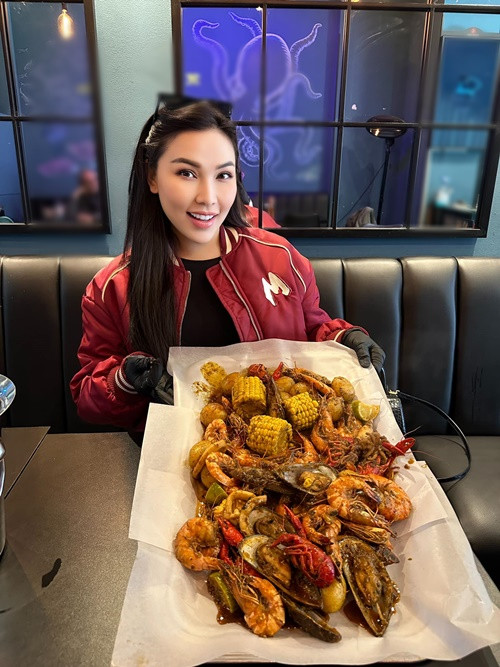 Sau khi được cầu hôn, Quỳnh Thư khoe mang bầu con đầu lòng và dưỡng thai ở Đức. Nữ diễn viên chia sẻ, cô không bị nghén.