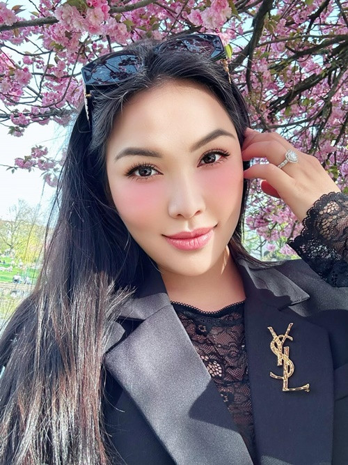 Khi mang thai, Quỳnh Thư bức xúc trước tin đồn dựng chuyện được bạn trai cầu hôn và định cư ở Đức để tìm một người làm bố cho con. Người đẹp khẳng định loạt tin đồn là vu khống, sai sự thật, làm ảnh hưởng đến danh dự và nhân phẩm của cô.