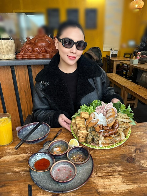 "Công việc mỗi ngày của bầu là ngủ thật kỹ, dậy rồi thèm gì thì đi ăn nấy ngay, xong dạo vòng quanh khám phá đây đó… Kể ra cũng nhàn nhã, chứ không đáng sợ, hành lên hành xuống như những câu chuyện mình nghe từ những mẹ bầu khác", Quỳnh Thư chia sẻ.