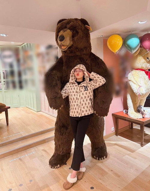 Quỳnh Thư liên tục khoe bản thân rất hạnh phúc và mãn nguyện với cuộc sống hiện tại. "Mục đích tôi tới châu Âu là để bước vào cuộc hôn nhân một cách rực rỡ", cô trải lòng.