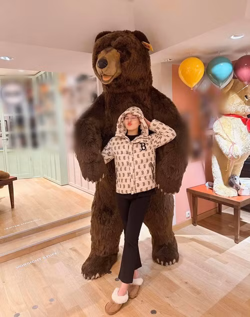 Quỳnh Thư liên tục khoe bản thân rất hạnh phúc và mãn nguyện với cuộc sống hiện tại. "Mục đích tôi tới châu Âu là để bước vào cuộc hôn nhân một cách rực rỡ", cô trải lòng.