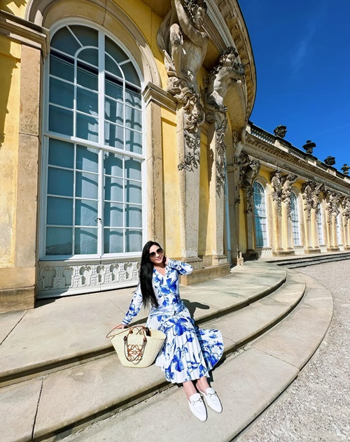 Quỳnh Thư điều hành công việc kinh doanh ở Việt Nam từ xa.