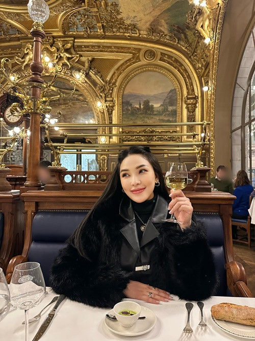 Nữ người mẫu cho biết, bạn trai là người gốc Việt, sinh ra và lớn lên tại Đức. Hiện tại, chồng chưa cưới của Quỳnh Thư là doanh nhân, điều hành chuỗi nhà hàng, khách sạn ở Berlin, Đức.