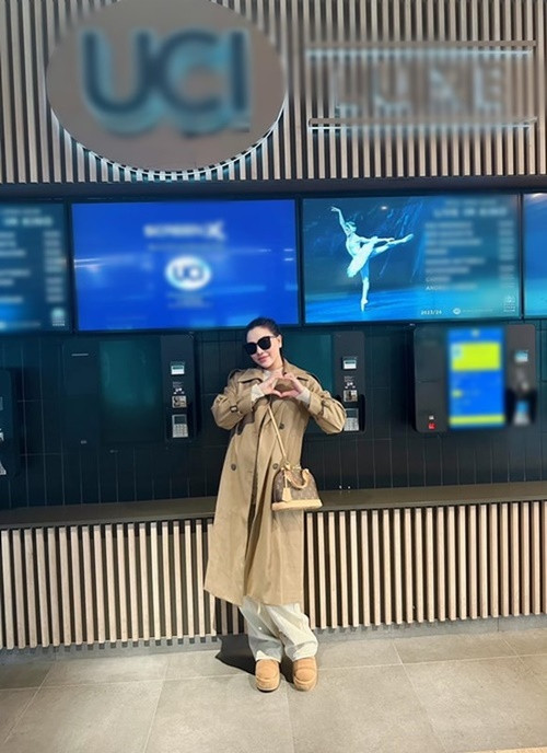 Sau khi giải quyết triệt để loạt tin đồn thất thiệt, bạn thân Ngọc Trinh vui vẻ trở lại. Cô khoe ảnh đi ăn uống, xem phim.