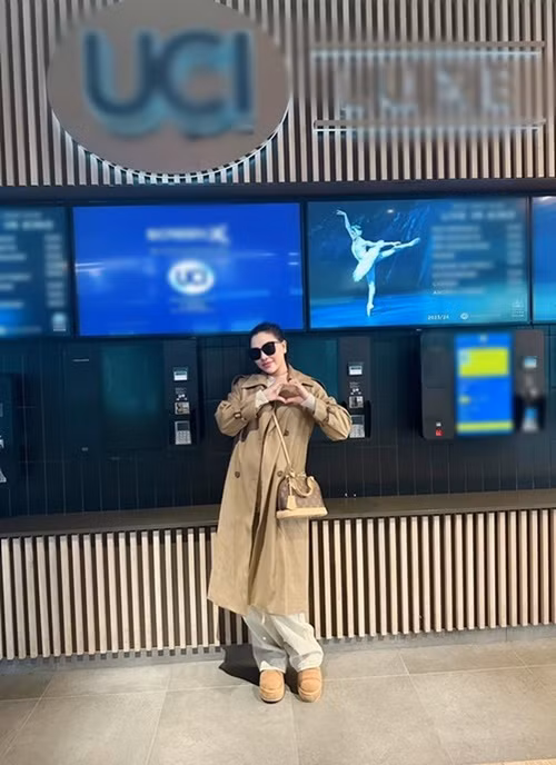 Sau khi giải quyết triệt để loạt tin đồn thất thiệt, bạn thân Ngọc Trinh vui vẻ trở lại. Cô khoe ảnh đi ăn uống, xem phim.