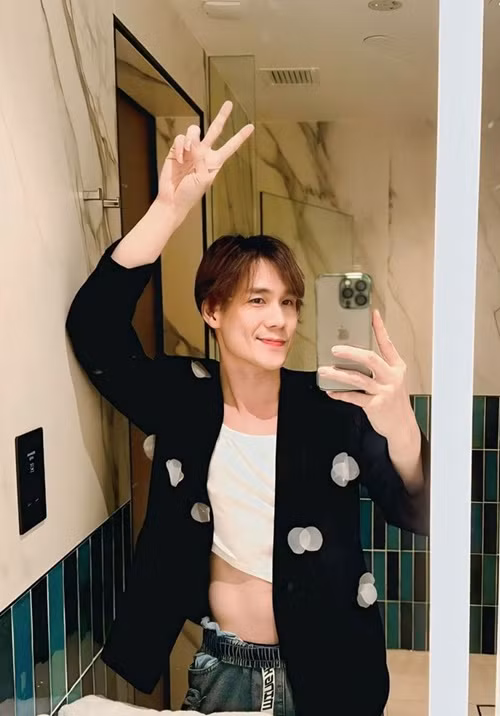 Trên trang cá nhân, ca sĩ Khánh Phương vừa đăng một số bức ảnh diện áo ngắn cũn cỡn. Ảnh: FB Khánh Phương.