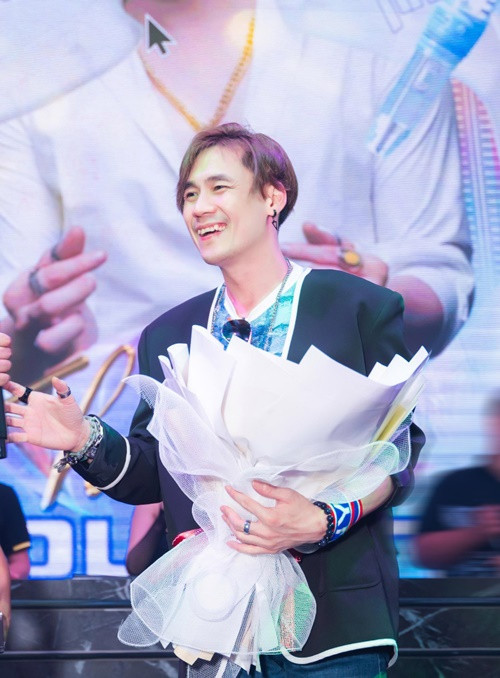 Nam ca sĩ nói thêm: "Trong việc điều hành, cách thức huy động vốn, bản thân tôi chỉ biết sơ sài chứ không tham gia hay liên quan đến cách thức hoạt động của công ty. Bên cạnh đó, với tư cách là người có liên quan đến chủ tịch công ty là chị Thúy, tôi sẽ tự giác phối hợp với cơ quan điều tra để cung cấp những thông tin cần thiết. Đó là trách nhiệm của một người công dân, hơn hết tôi là người của công chúng nên chắc chắn tôi phải thực hiện trách nhiệm công dân của mình". Ảnh: FB Khánh Phương.