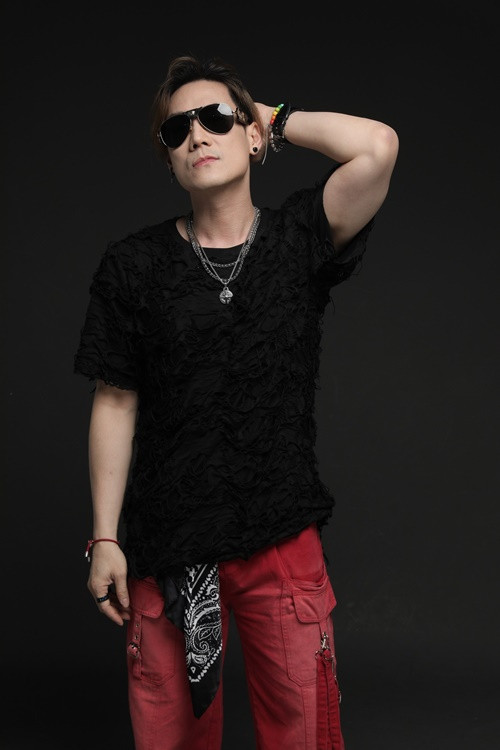 Giọng ca Chiếc khăn gió ấm theo đuổi phong cách nam tính, bụi bặm trong những năm qua. Ảnh: FB Khánh Phương.