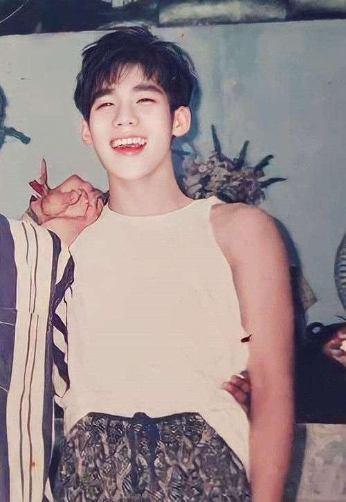 Nam ca sĩ từng gây chú ý khi đăng ảnh điển trai như thần tượng Hàn Quốc khi chưa đi hát. Ảnh: FB Khánh Phương.