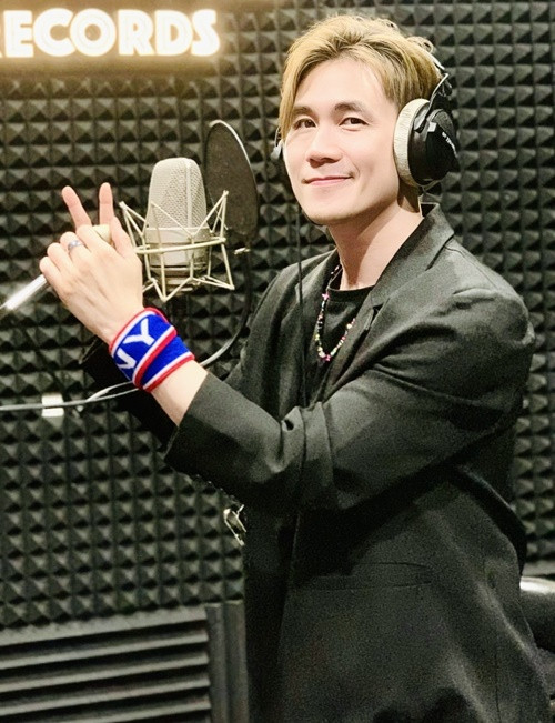 Khánh Phương vẫn đi hát sau khi đời tư gây chú ý. Ảnh: FB Khánh Phương.