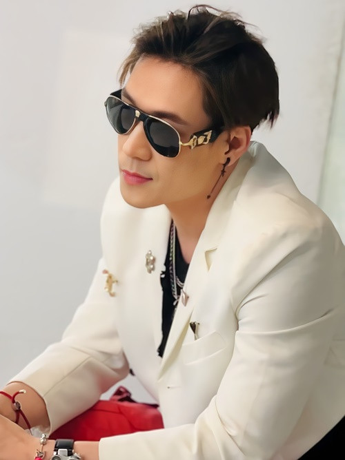 Năm 2023, thông tin bà Vũ Thị Thúy - CEO Bất động sản Nhật Nam là vợ Khánh Phương khiến nhiều người bất ngờ. Theo Tiền Phong, vào tháng 9/2023, bà Vũ Thị Thúy bị tạm giữ để điều tra về hành vi lừa đảo, đưa ra thông tin sai sự thật nhằm chiếm đoạt số tiền đặc biệt lớn. Ảnh: FB Khánh Phương.