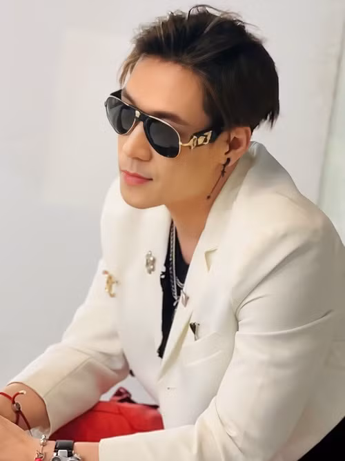 Năm 2023, thông tin bà Vũ Thị Thúy - CEO Bất động sản Nhật Nam là vợ Khánh Phương khiến nhiều người bất ngờ. Theo Tiền Phong, vào tháng 9/2023, bà Vũ Thị Thúy bị tạm giữ để điều tra về hành vi lừa đảo, đưa ra thông tin sai sự thật nhằm chiếm đoạt số tiền đặc biệt lớn. Ảnh: FB Khánh Phương.