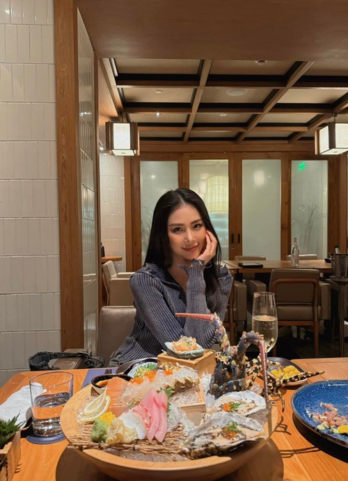 Trong cuộc phỏng vấn với Lao Động Thủ Đô năm 2022, Bùi Quỳnh Hoa chia sẻ về tiêu chí chọn bạn trai: "Tôi tự có thể kiếm tiền nên người yêu tôi phải giỏi hơn mình và có chí. Vì không được gia đình ủng hộ trong con đường nghệ thuật nên tôi cũng mong muốn được bạn trai ủng hộ mình". Ảnh: FB Quỳnh Hoa.