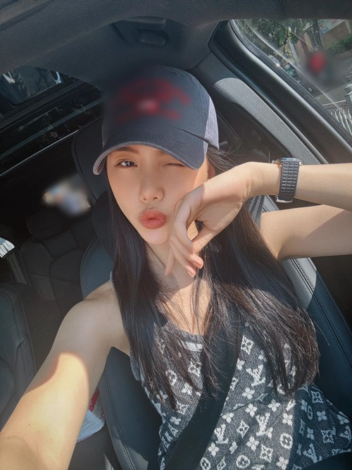 “Tôi muốn bản thân nếu đã quen ai thì phải có mối quan hệ tình cảm trong đó. Còn nếu mối quan hệ được đặt ra vì một điều kiện hay mục đích gì đó thì tôi sẽ từ chối”, siêu mẫu Bùi Quỳnh Hoa chia sẻ. Ảnh: FB Quỳnh Hoa.