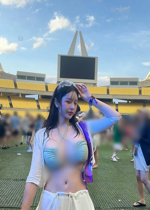 Hot girl siêu vòng một mặc chiếc áo cắt xẻ táo bạo khi tham gia một sự kiện.