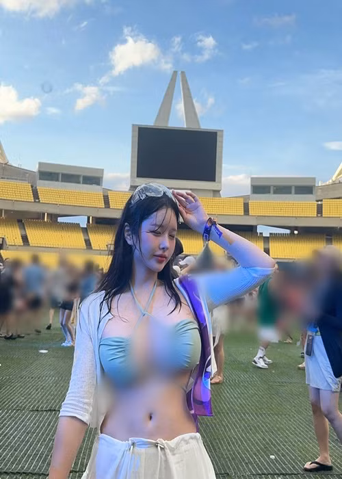 Hot girl siêu vòng một mặc chiếc áo cắt xẻ táo bạo khi tham gia một sự kiện.