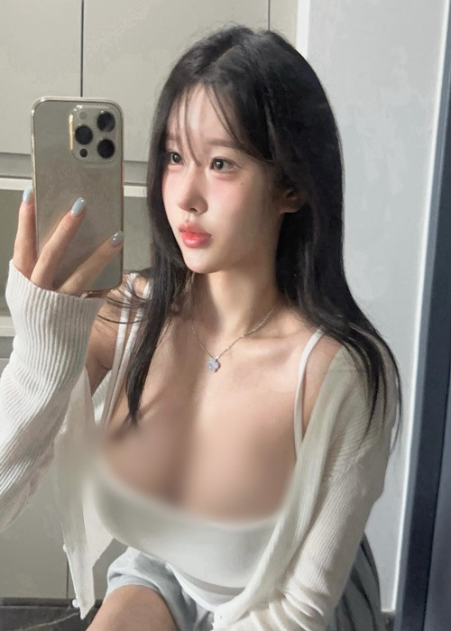 Yu Yu còn yêu thích trang phục trễ nải, kiệm vải.