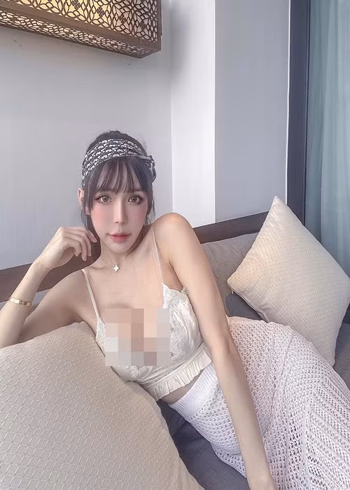 Đến nay, gu thời trang của cô nàng vẫn gây tranh cãi bởi không ít lần hot girl mặc “phô” vòng một phản cảm.