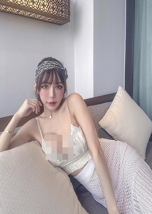 Đến nay, gu thời trang của cô nàng vẫn gây tranh cãi bởi không ít lần hot girl mặc “phô” vòng một phản cảm.