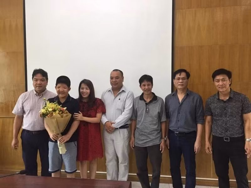 Năm 2017, theo Znews, Bôm thi đỗ hệ Trung cấp 7 năm, chuyên ngành Piano jazz, khoa nhạc Jazz của Học viện Âm nhạc Quốc gia, thậm chí đứng top 5. Sau đó, Học viện Âm nhạc Quốc gia Việt Nam quyết định trao học bổng đặc biệt trong 2 năm cho Bôm. Ảnh: Znews.