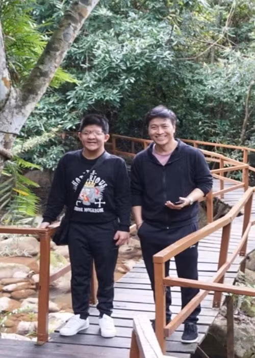 Về lý do không khóc khi đau ốm, cách đây ít năm, con trai Quốc Tuấn chia sẻ: “Cháu là đàn ông. Cháu can đảm lắm. Cháu nói, bố cháu lại phải giúp cháu. Sợ phải làm phiền bố cháu, không hay. Bôm chịu đựng và can đảm”. Ảnh: Pháp Luật Việt Nam.