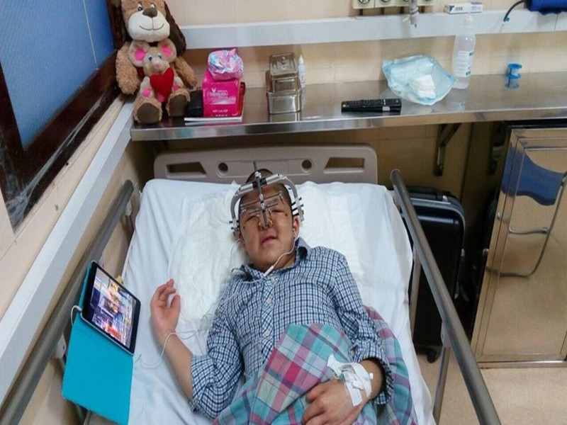 Trong nhiều năm chữa bệnh, Bôm rất can đảm. Trong chương trình Điều ước thứ 7, vợ Quốc Tuấn chia sẻ, con trai của cô dũng cảm mỗi lần bước vào phòng phẫu thuật và cũng không quấy khóc khi ra hậu phẫu. Quốc Tuấn cho hay, có những lần sốt cao, Bôm cũng không làm nũng. Ảnh: Vietnamnet.