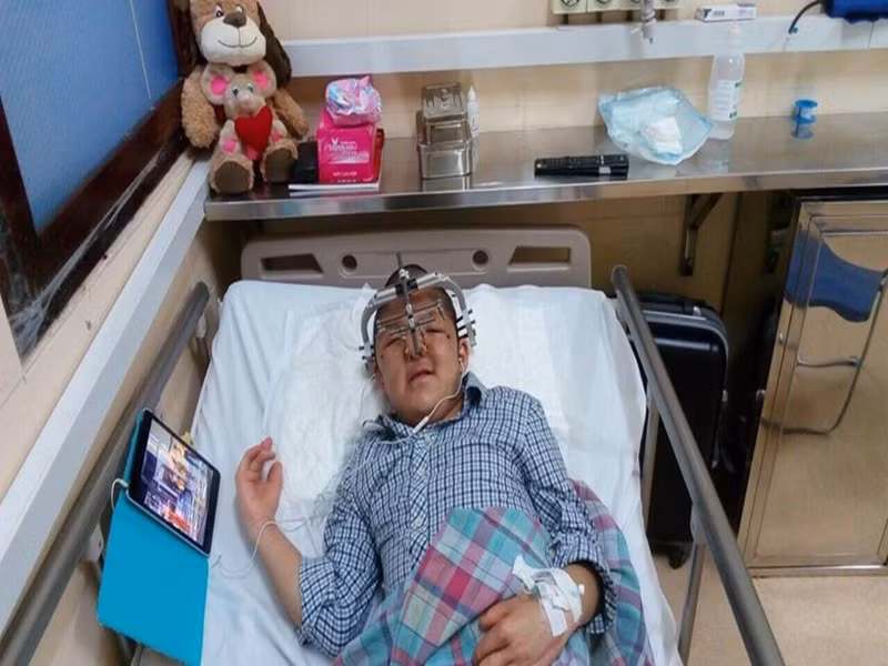 Trong nhiều năm chữa bệnh, Bôm rất can đảm. Trong chương trình Điều ước thứ 7, vợ Quốc Tuấn chia sẻ, con trai của cô dũng cảm mỗi lần bước vào phòng phẫu thuật và cũng không quấy khóc khi ra hậu phẫu. Quốc Tuấn cho hay, có những lần sốt cao, Bôm cũng không làm nũng. Ảnh: Vietnamnet.