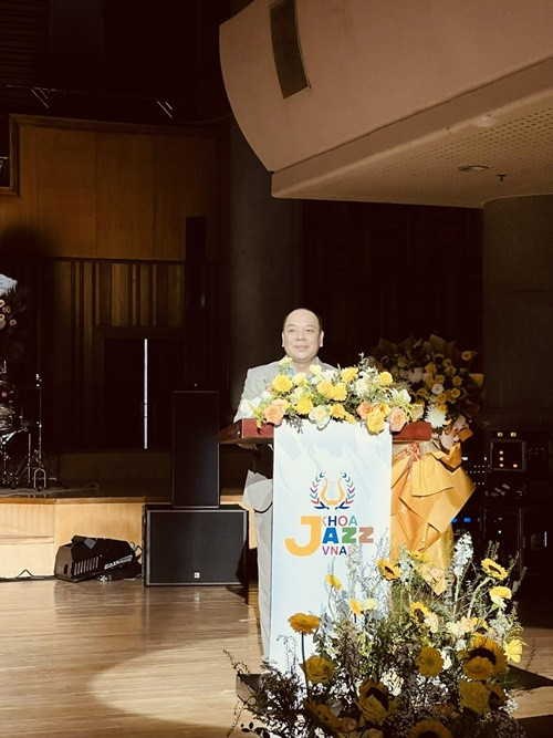 Nghệ sĩ Nguyễn Mạnh – Trưởng khoa Jazz, chuyên ngành Piano Jazz cho biết, Bôm được thừa hưởng "bộ gen" nghệ thuật từ diễn viên Quốc Tuấn nên có sự dạn dĩ, bản lĩnh sân khấu. Ảnh: Dân Việt.