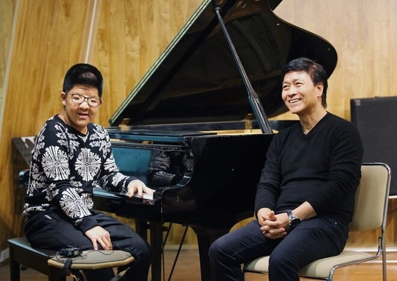 Tháng 6/2024, Quốc Tuấn cho biết, ở lần phẫu thuật sắp tới, Bôm sẽ được kéo hàm, sau khi ổn định sẽ trồng răng. “Hiện nay Bôm vẫn không ăn uống được bình thường như các bạn nên rất ngại ngồi ăn uống cùng”, anh chia sẻ trên Pháp Luật TP HCM. Ảnh: Dân Việt.