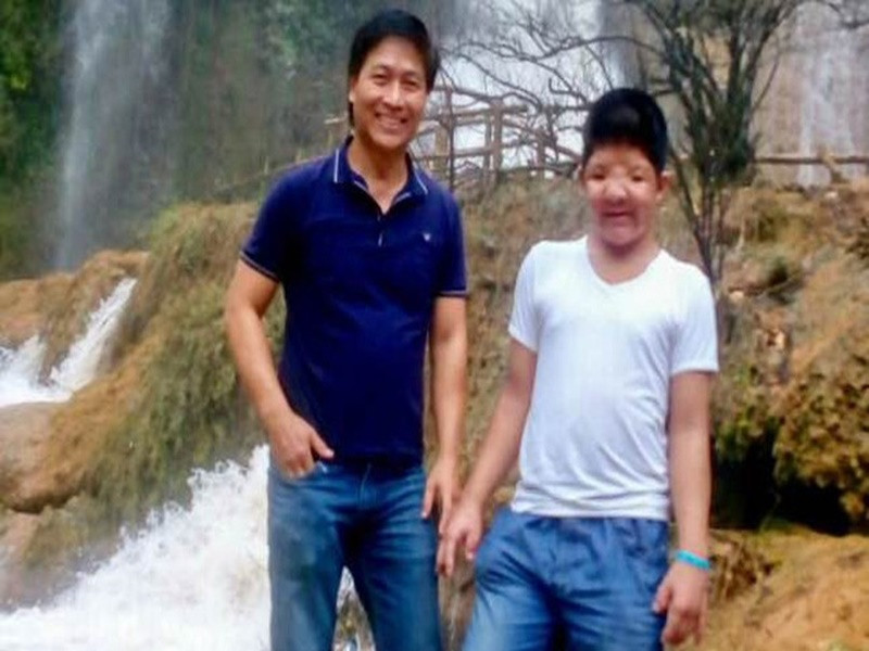 Năm 3 tuổi, con trai Quốc Tuấn được bố mẹ đưa sang Australia phẫu thuật. Sau này, Bôm phải trải qua hơn 10 ca phẫu thuật quan trọng. Ảnh: Vietnamnet.