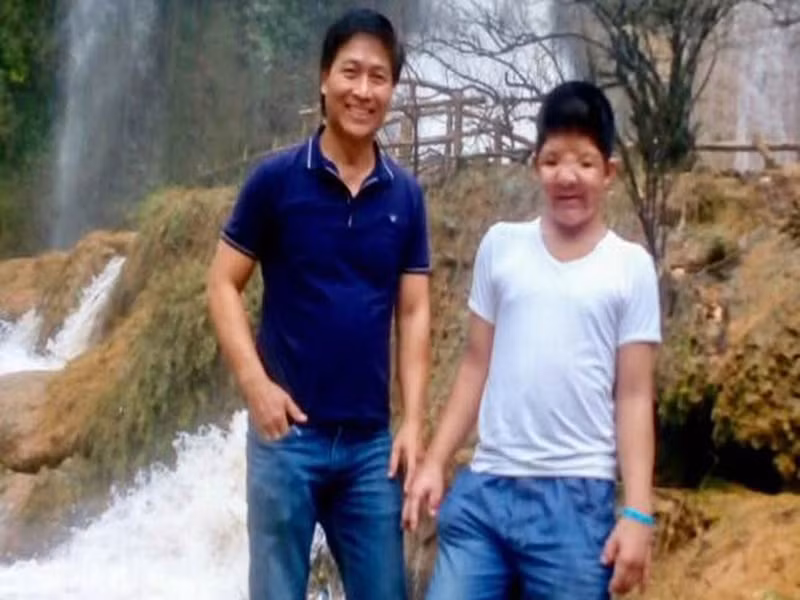 Năm 3 tuổi, con trai Quốc Tuấn được bố mẹ đưa sang Australia phẫu thuật. Sau này, Bôm phải trải qua hơn 10 ca phẫu thuật quan trọng. Ảnh: Vietnamnet.