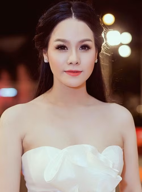 “Tôi nhận được nhiều show hơn, tiền cát-sê cũng cao hơn trước. Cuộc sống của tôi cũng đỡ vất vả hơn trước rất nhiều”, Nhật Kim Anh nói. Ảnh: FB Nhật Kim Anh.