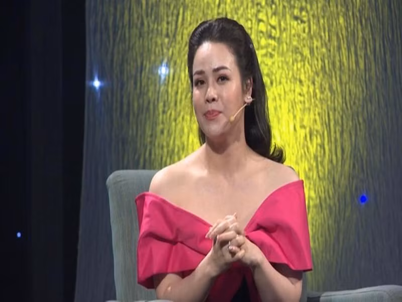 “Thời gian sau đó, cả nhà tôi phải ăn cơm độn, đi làm cỏ tranh, cuốc đất, làm đồng, làm rẫy là chủ yếu”, Nhật Kim Anh chia sẻ. Ảnh: Tiền Phong.