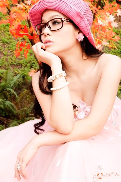 Nhật Kim Anh chia sẻ trên Arttimes, cô bắt đầu đi hát hội chợ từ năm 13 – 14 tuổi để kiếm tiền phụ giúp mẹ. Ảnh: FB Nhật Kim Anh.