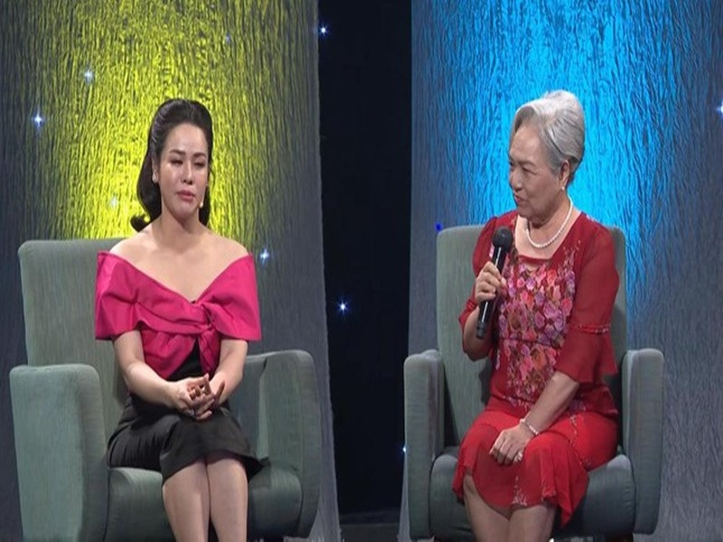 Nhật Kim Anh có quá khứ nghèo khó. Nữ ca sĩ chia sẻ trên Tiền Phong, ngày cha cô còn sống, gia đình khá giả. Tuy nhiên, trên đường từ Thanh Hóa vào Sài Gòn, gia đình cô bị cướp hết vàng. Khi bố Nhật Kim Anh mắc ung thư phổi và qua đời, mẹ Nhật Kim Anh trở thành trụ cột của gia đình. Ảnh: Tiền Phong.