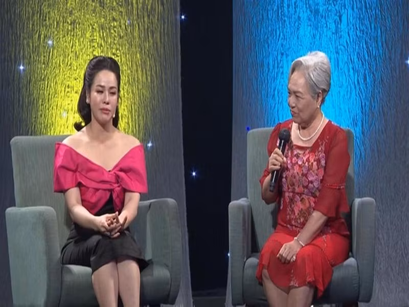 Nhật Kim Anh có quá khứ nghèo khó. Nữ ca sĩ chia sẻ trên Tiền Phong, ngày cha cô còn sống, gia đình khá giả. Tuy nhiên, trên đường từ Thanh Hóa vào Sài Gòn, gia đình cô bị cướp hết vàng. Khi bố Nhật Kim Anh mắc ung thư phổi và qua đời, mẹ Nhật Kim Anh trở thành trụ cột của gia đình. Ảnh: Tiền Phong.