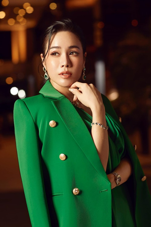 "Tổng số tiền ủng hộ của Nhật Kim Anh là 1,3 tỷ. Số tiền này hoàn toàn được trích từ nội bộ các công ty của Nhật Kim Anh. Nhật Kim Anh không nhận hỗ trợ từ cá nhân khác”, cô nói. Ảnh: FB Nhật Kim Anh.