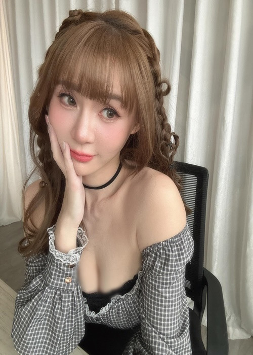 Sammie thường xuyên mặc trễ nải khoe vòng một "khủng".