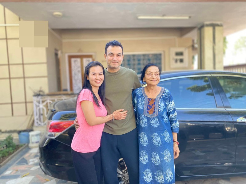 Ngày vợ chồng Võ Hạ Trâm phải rời Ấn Độ trở về Việt Nam, mẹ chồng của nữ ca sĩ khóc vì nhớ con dâu.