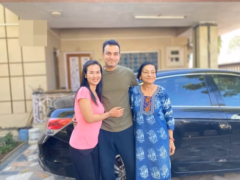 Ngày vợ chồng Võ Hạ Trâm phải rời Ấn Độ trở về Việt Nam, mẹ chồng của nữ ca sĩ khóc vì nhớ con dâu.