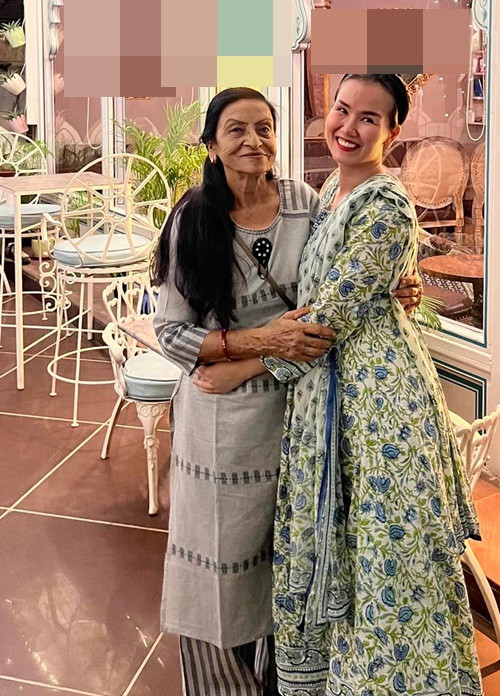 Khi Võ Hạ Trâm quay MV ở Ấn Độ, mẹ và chị chồng ra cửa hàng lựa từng bộ đồ, đôi giày cho nữ ca sĩ.