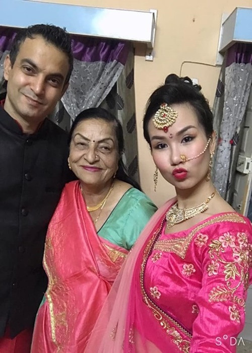 Mỗi khi gọi điện về Việt Nam, mẹ chồng đều hỏi thăm Võ Hạ Trâm thế nào, dặn dò con trai phải chăm sóc vợ thật tốt.