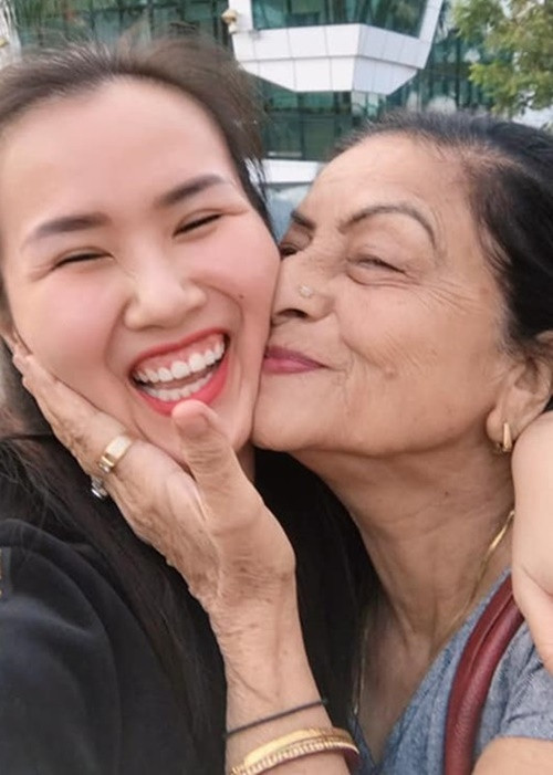 Nữ ca sĩ chia sẻ trên Gia Đình Xã Hội, mẹ chồng hiểu cô không thuộc kiểu người giỏi về nội trợ.