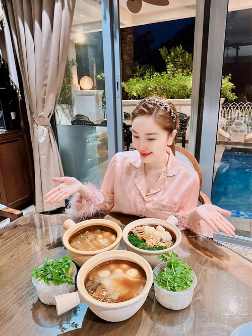 "Công chúa bong bóng" khoe ăn uống sang chảnh trong biệt thự. Ảnh: FB Bảo Thy.