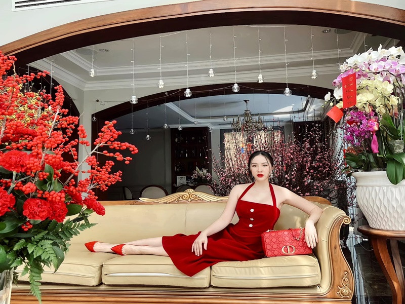 Nữ ca sĩ khoe ảnh gợi cảm, sành điệu của mình trong phòng khách. Ảnh: FB Bảo Thy.