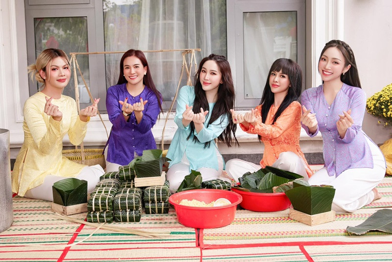 Nữ ca sĩ mời bạn bè đến nhà gói bánh chưng dịp lễ Tết. Ảnh: FB Bảo Thy.