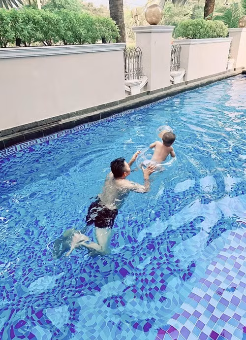 Vợ chồng Bảo Thy cùng con trai thoả thích bơi trong biệt thự bởi có hồ bơi ngoài trời. Ảnh: FB Bảo Thy.